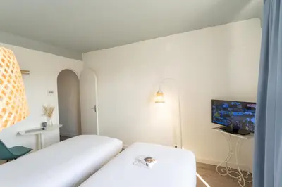 Un ou plusieurs lits dans un hébergement de l'établissement Grand Hôtel Niort Centre