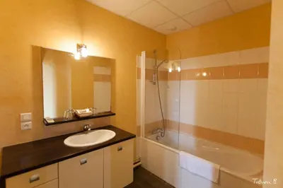 Salle de bains dans l'établissement Domaine de Chantemerle
