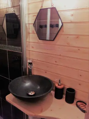 Salle de bains dans l'établissement Les Cabanes de Gros Bois