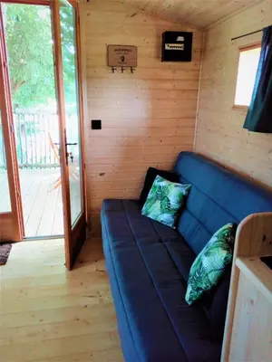 Coin salon dans l'établissement Les Cabanes de Gros Bois