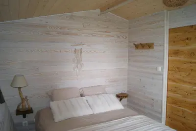 Un ou plusieurs lits dans un hébergement de l'établissement Les Cabanes de Gros Bois