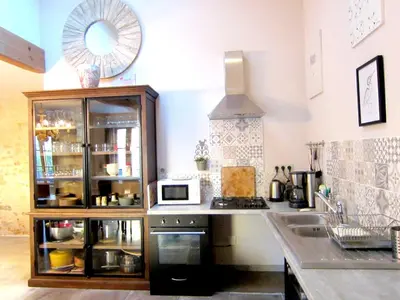 Cuisine ou kitchenette dans l'établissement Maison spacieuse à Cabariot