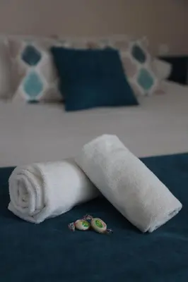 Un ou plusieurs lits dans un hébergement de l'établissement Un Hotel sur le Port