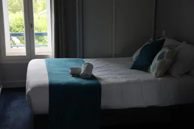 Un ou plusieurs lits dans un hébergement de l'établissement Un Hotel sur le Port
