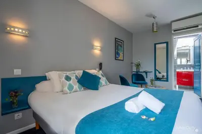Un ou plusieurs lits dans un hébergement de l'établissement Un Hotel sur le Port