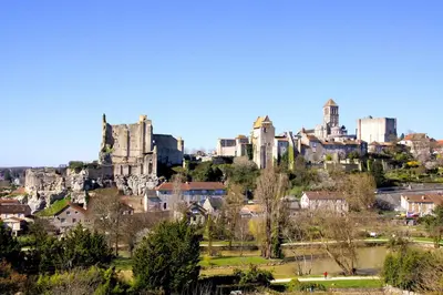 Vue générale sur Poitiers ou vue de la ville depuis l'hôtel