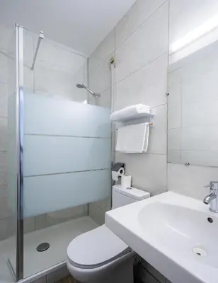 Salle de bains dans l'établissement Hôtel Mac Bed