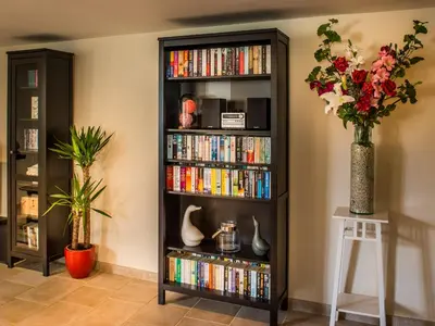 Bibliothèque dans la maison de vacances