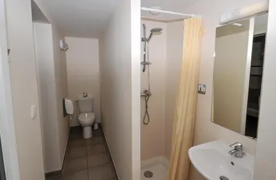 Salle de bains dans l'établissement Auberge de jeunesse Rochefort