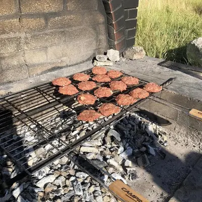 Barbecue disponible mis à disposition des clients de l'auberge de jeunesse