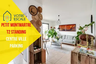Télévision ou salle de divertissement dans l'établissement Votre Escale - Le petit Montmartre