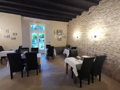 Restaurant ou autre lieu de restauration dans l'établissement Logis Le Relais du Chapeau Rouge