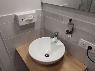 Salle de bains dans l'établissement Logis Le Relais du Chapeau Rouge