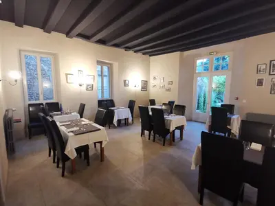 Coin salon dans l'établissement Logis Le Relais du Chapeau Rouge