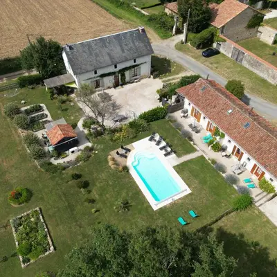 Piscine de l'établissement La Vieille Gorce Gîtes in the Vienne ou située à proximité
