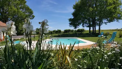Piscine de l'établissement La Vieille Gorce Gîtes in the Vienne ou située à proximité