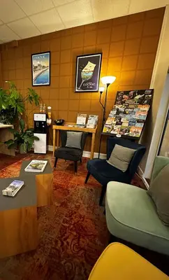 Coin salon dans l'établissement Logis Le Passiflore Cognac