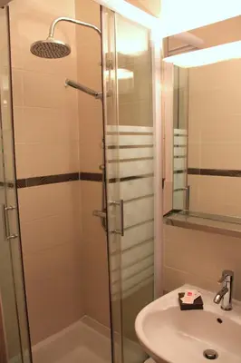 Salle de bains dans l'établissement Central Hotel