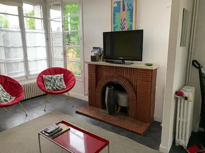 Télévision ou salle de divertissement dans l'établissement Appartement Les Acanthes 2ch Poitiers centre