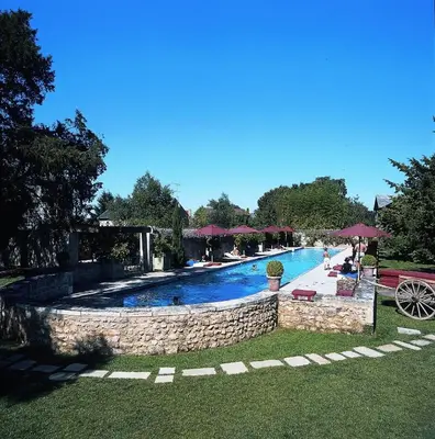 Piscine de l'établissement Hôtel Les Orangeries ou située à proximité