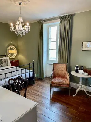 Coin salon dans l'établissement Maison Hirondelles Hôtes
