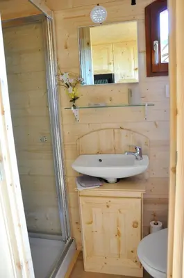 Salle de bains dans l'établissement Roulotte Beaulieu