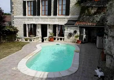 Piscine de l'établissement La Maison de l'Aubépin ou située à proximité