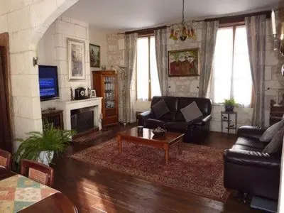 Télévision ou salle de divertissement dans l'établissement La Maison de l'Aubépin