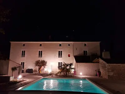Piscine de l'établissement Le Marais Picotin ou située à proximité