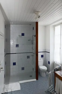Salle de bains dans l'établissement Chambres d'hôtes Les Tilleuls