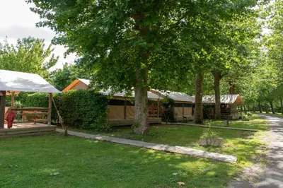 Jardin de l'établissement Camping L'îlot du Chail