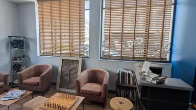 Coin salon dans l'établissement Logis Hôtel Lafayette Rochefort France