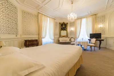 Un ou plusieurs lits dans un hébergement de l'établissement Hotel The Originals Château de Perigny