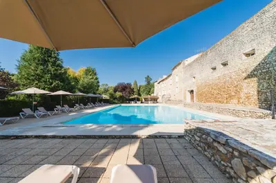 Piscine de l'établissement Hotel The Originals Château de Perigny ou située à proximité