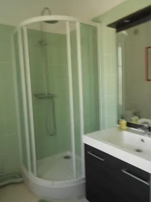 Salle de bains dans l'établissement La Tour de Lavalette
