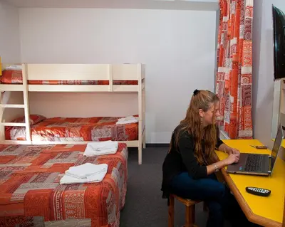 Télévision ou salle de divertissement dans l'établissement Quick Palace Poitiers