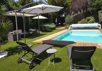 Piscine de l'établissement Chambres d'Hôtes Maison La Porte Rouge ou située à proximité