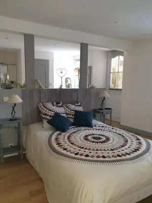 Un ou plusieurs lits dans un hébergement de l'établissement La jolie chambre