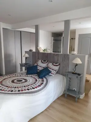 Un ou plusieurs lits dans un hébergement de l'établissement La jolie chambre