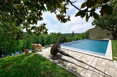 Piscine de l'établissement Les Demeures de Valette ou située à proximité