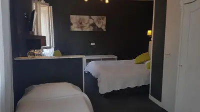 Un ou plusieurs lits dans un hébergement de l'établissement hôtel restaurant Beau-rivage