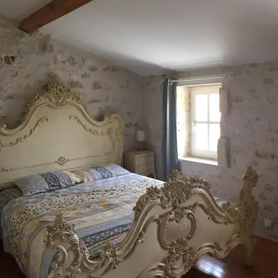 Un ou plusieurs lits dans un hébergement de l'établissement Maison Halcyon Gite with Pool
