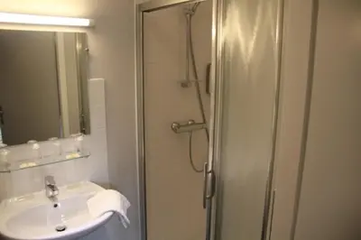 Salle de bains dans l'établissement Logis Hôtel de France restaurant le Lucullus