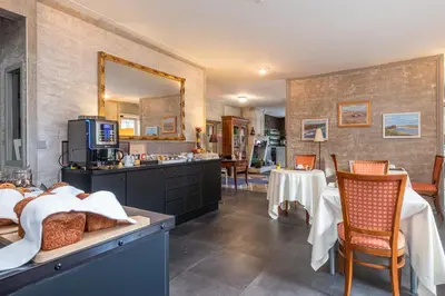 Cuisine ou kitchenette dans l'établissement Domaine de l'Echassier, The Originals Relais