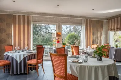 Restaurant ou autre lieu de restauration dans l'établissement Domaine de l'Echassier, The Originals Relais