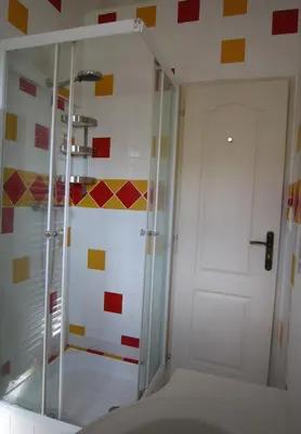 Salle de bains dans l'établissement Maison de charme à La Rochelle