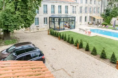 Piscine de l'établissement L'esprit du 8 ou située à proximité