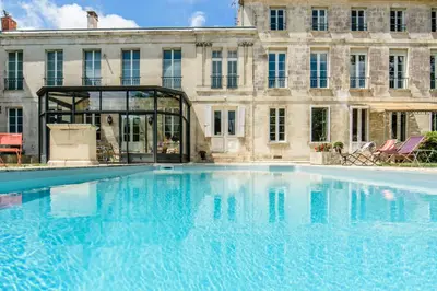 Piscine de l'établissement L'esprit du 8 ou située à proximité