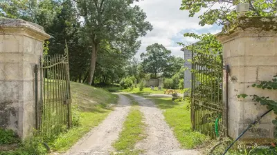 Jardin de l'établissement La Maison du Gardien Domaine du Château des Loups