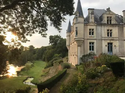 Jardin de l'établissement La Maison du Gardien Domaine du Château des Loups